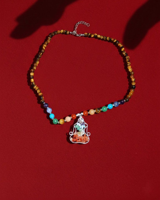 Collier en Œil de tigre et en 7 chakras