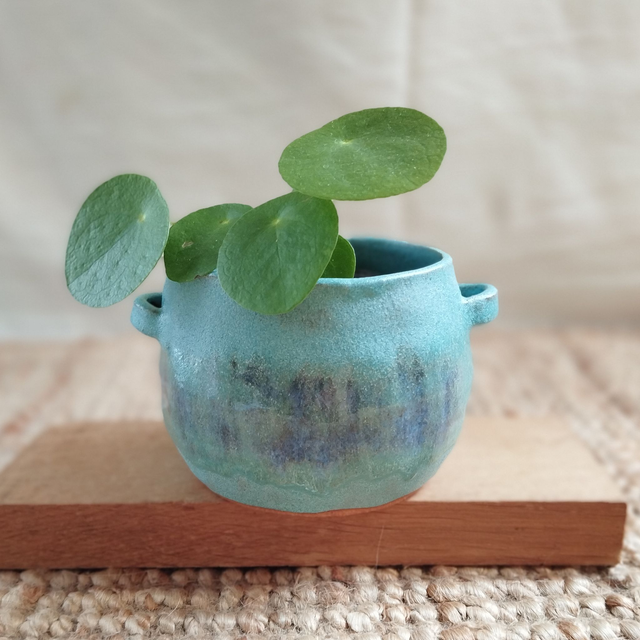 Petit cache-pot "panier", argile rouge, émail turquoise avec effets violets