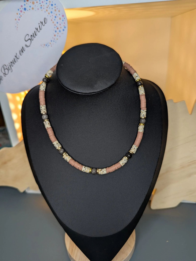 collier ras de cou avec des perles plates heishi couleurs marron, blanc cassé et or, ainsi que des perles naturelles. 