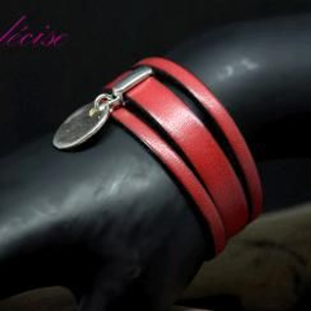 Bracelet manchette en cuir rouge fermoir aimanté