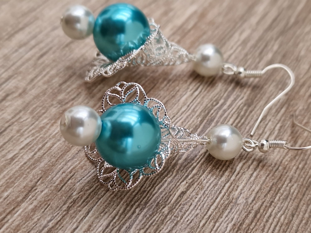 Boucles D'oreilles Poupée Fleurs Argentées Perles Bleu Blanc