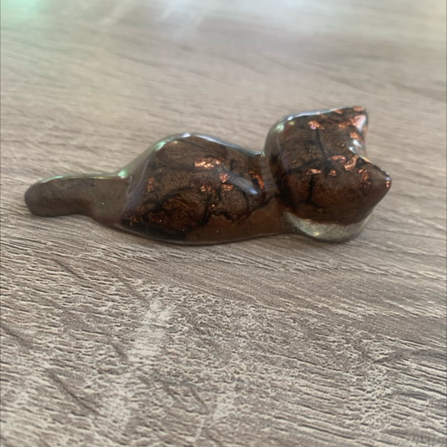 Figurine chat couché