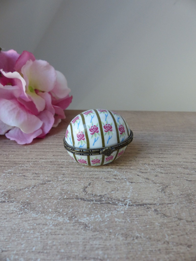 Pilulier Forme Oeuf, Petite Boite à Bijoux, Boite à Bonheur, Motif Fleuri - Collection Boites Porcelaine d'Art Vintage