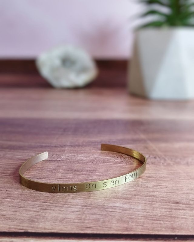 Bracelet mantra &quot;Viens on s&#039;en fout&quot;
