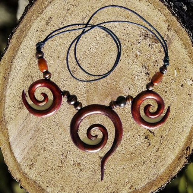 Collier triple spirale en bois, fabriqué à la main.