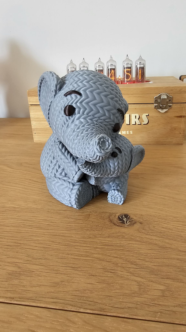 Éléphant et son petit enlaçés – Effet tricot