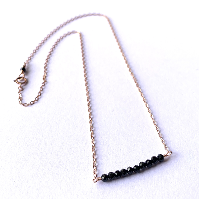 Collier, en or rose laminé (Goldfilled) , habillé de 10 Spinelles noirs  naturels  (longueur 42cm)