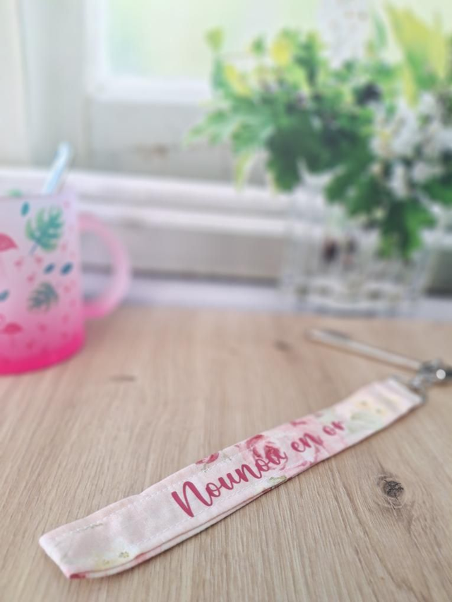 Porte-clés - Nounou en or, fleurs roses