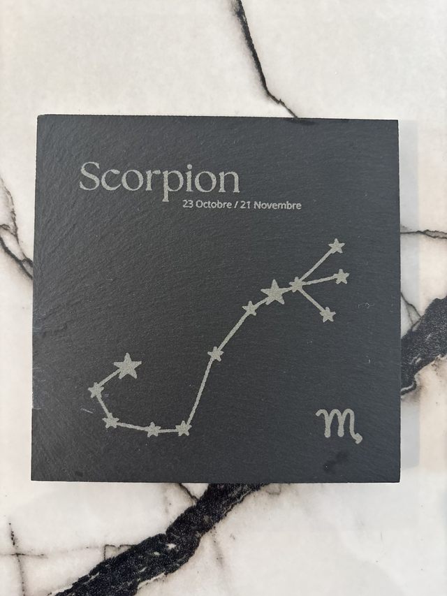Scorpion constellation gravé sur une ardoise 10 x 10 cm