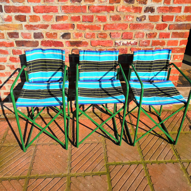 Chaise de camping verte et bleue