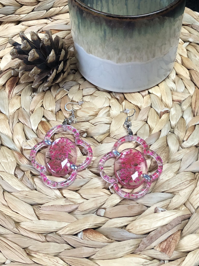 Boucles d'oreilles Raphaëlle - inclusion de fleurs roses