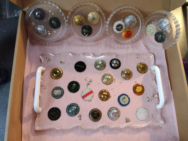 Plateau et sous verre assortis