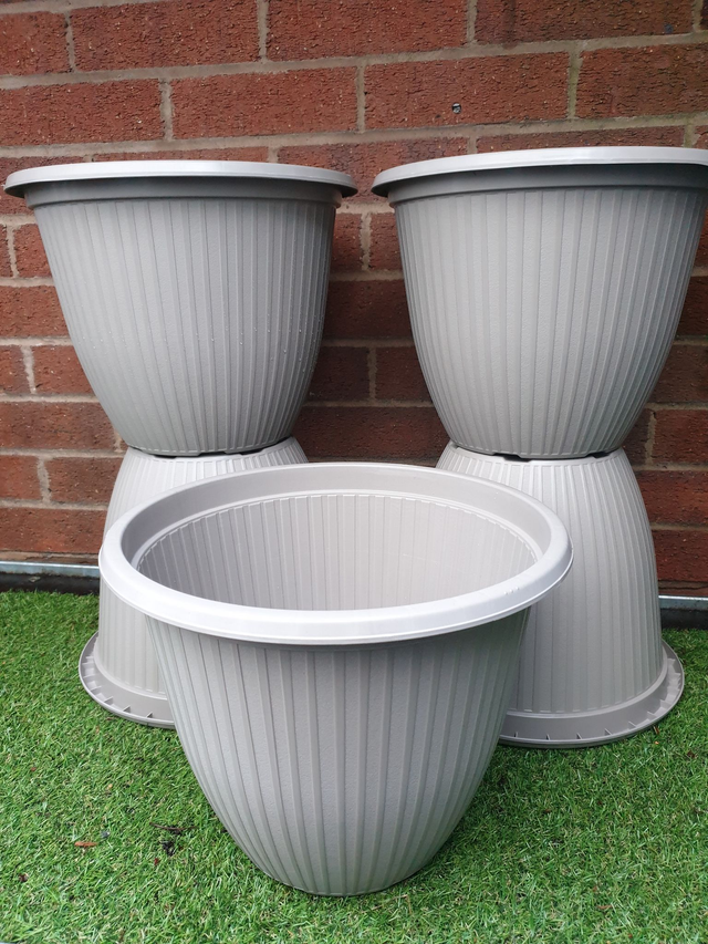 Russell Round Patio Planter - Beige Grey