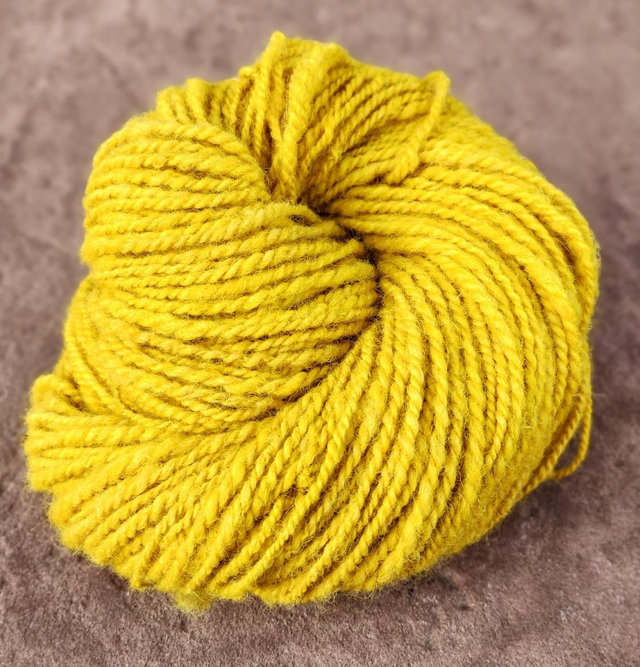 Écheveau 75gr, teinture végétale oeillets d'Inde, retord deux fils