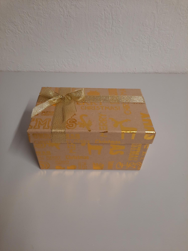 Coffret de Noël vide occasion ( un peu déchiré en dessous ) 