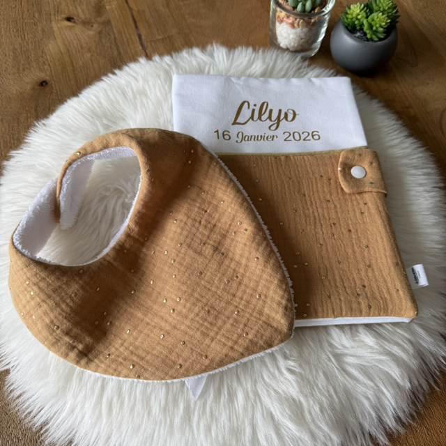 Box protège carnet de santé +Bavoir bandana 