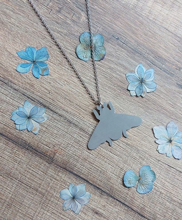 L'abeille charpentière - Collier insecte stellaire en métal gravé