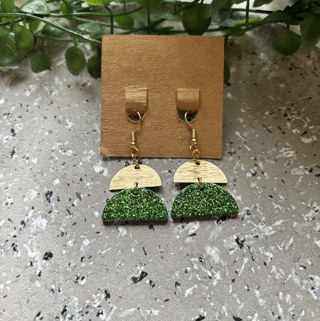 Boucles d’oreilles résine doré et vert 