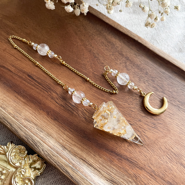 Pendule divinatoire en cristal de roche, modèle lune