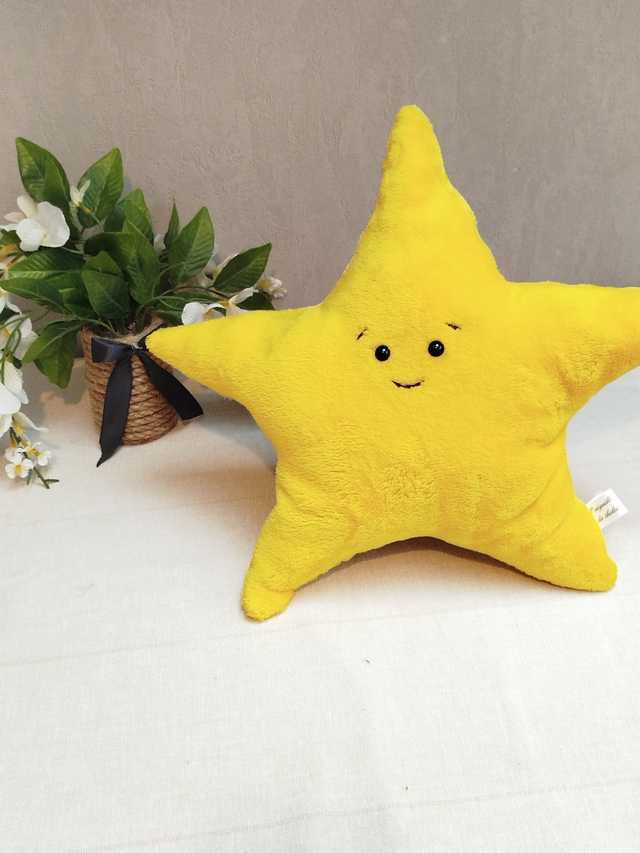 Coussin étoile kawaii jaune 40 cm