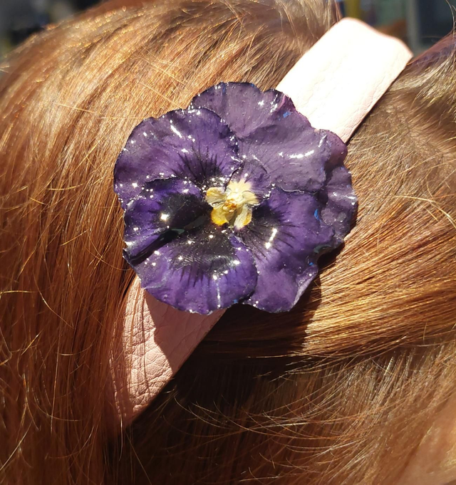 Serre-tête Fleur de Pensée – Bijou floral fait main