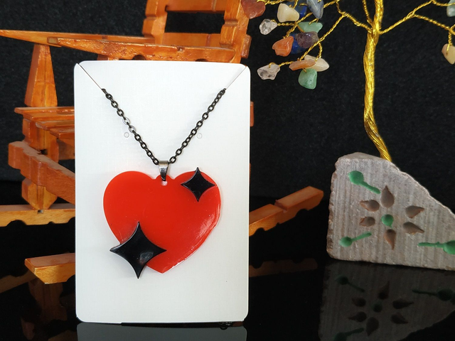 Collier cœur rouge aux étoiles noires