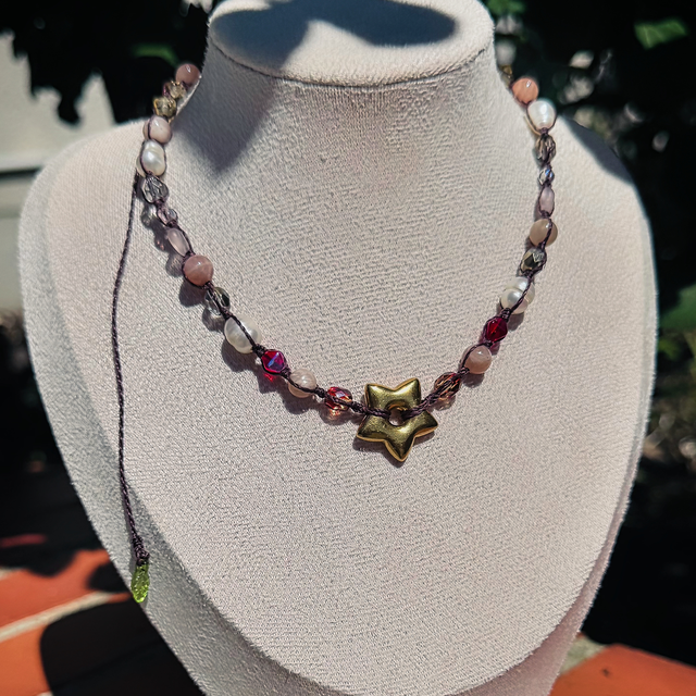 Collier AURA pierres de soleil, cristaux de Swarovski et perles d’eau douce 