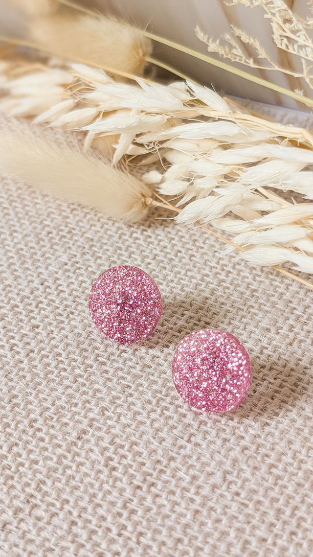 Petites boucles rondes asymétriques roses pailletées