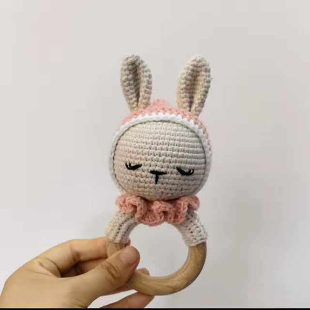 Sonajero conejita con capucha