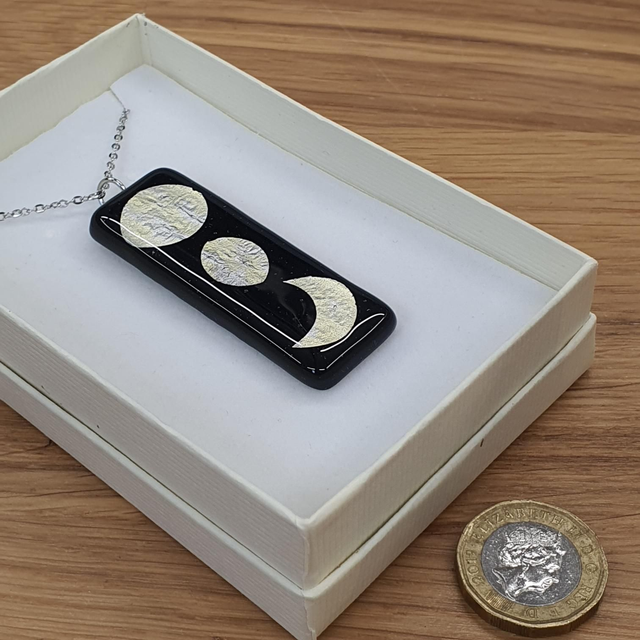 3 moons black big pendant & chain p129