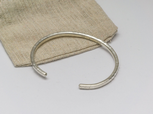Schmaler Silberarmreif mit Hammerschlag 3mm 