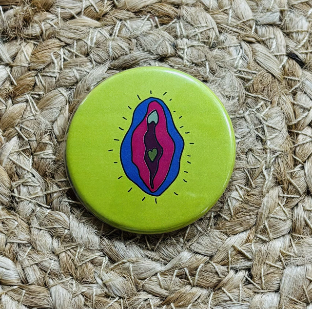 Badge &quot;pour les meufs&quot; funny vulve