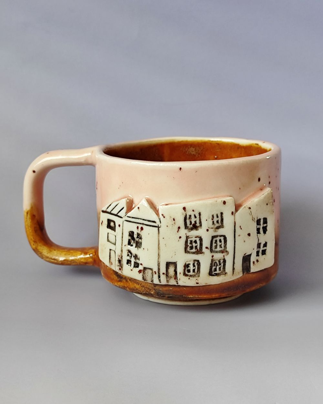 Różowy kubek z domkami – polskie rękodzieło