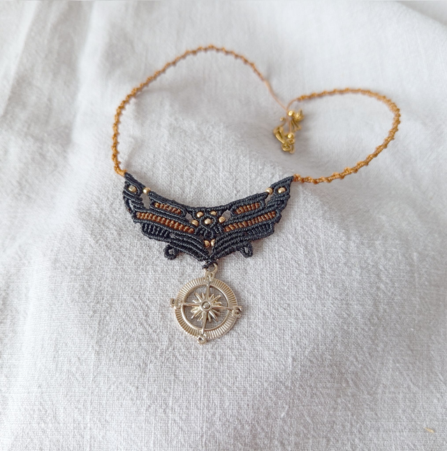 Collier en macramé avec une breloque rose des vents