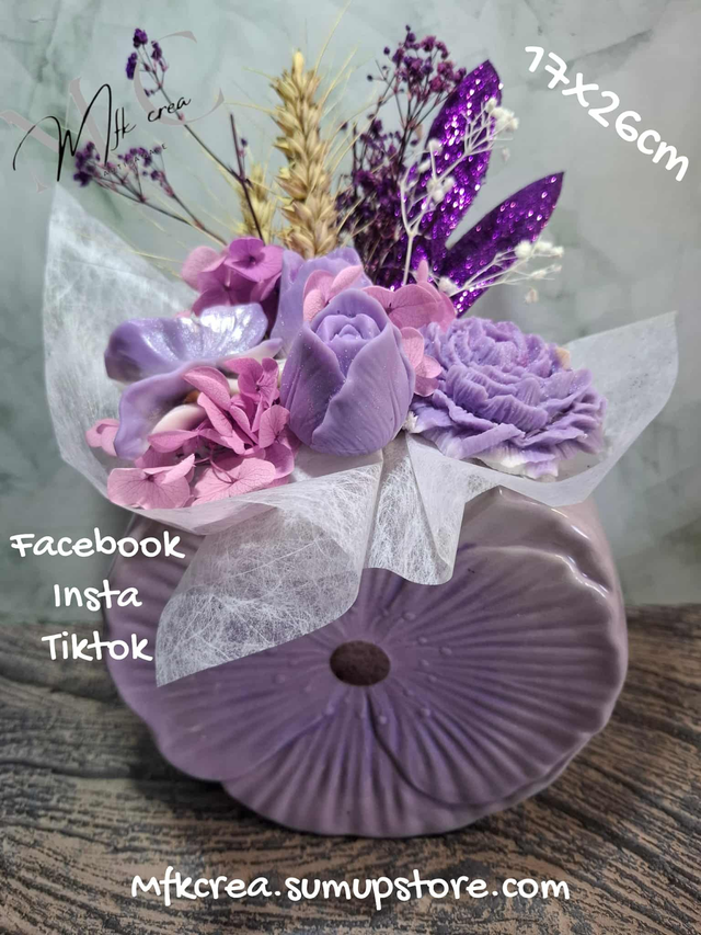 composition vase parfumée violette