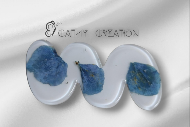 Pince à cheveux avec inclusion de fleurs 