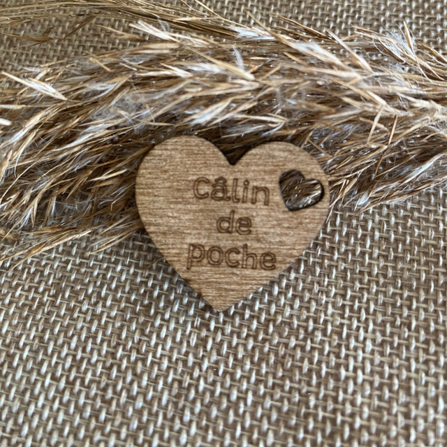 Câlin de poche cœur en bois