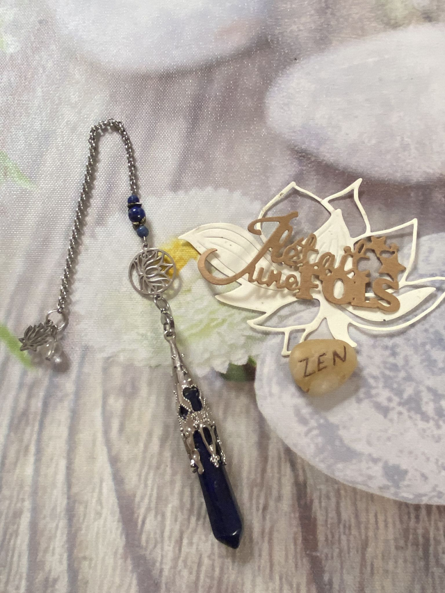 Pendule Pointe &quot;Fleur de lotus&quot; en Lapis Lazuli