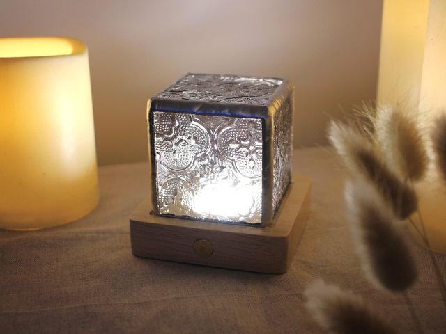 💡Mini Lampe nomade vieux rose en vitrail et bois