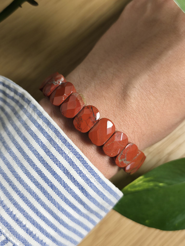 Bracelet Jaspe rouge, perles plates facettées (Qualité AA)