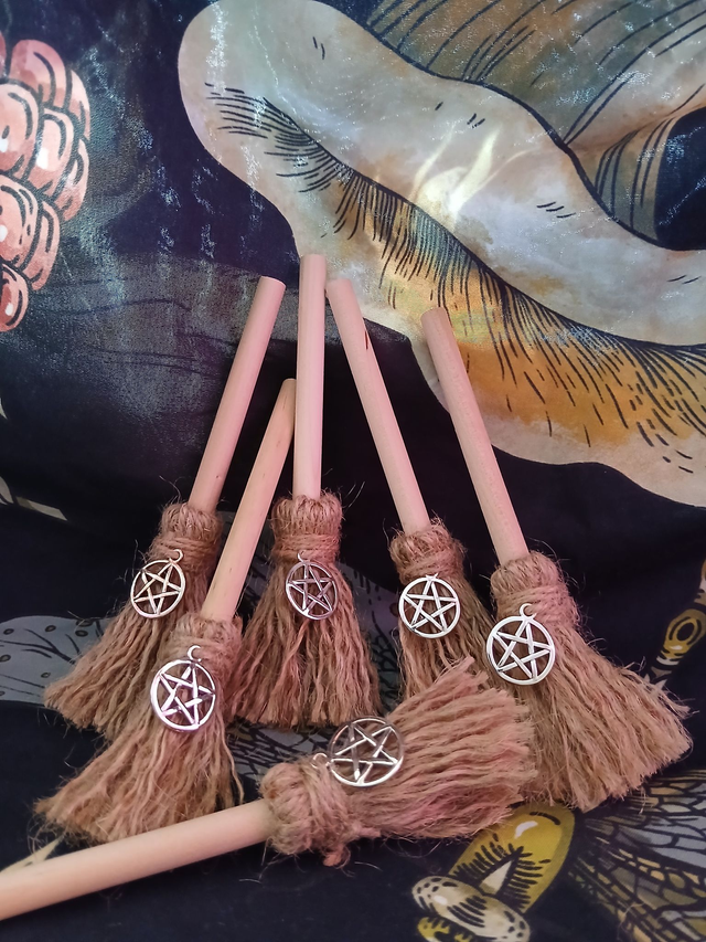 Mini balai de sorcières