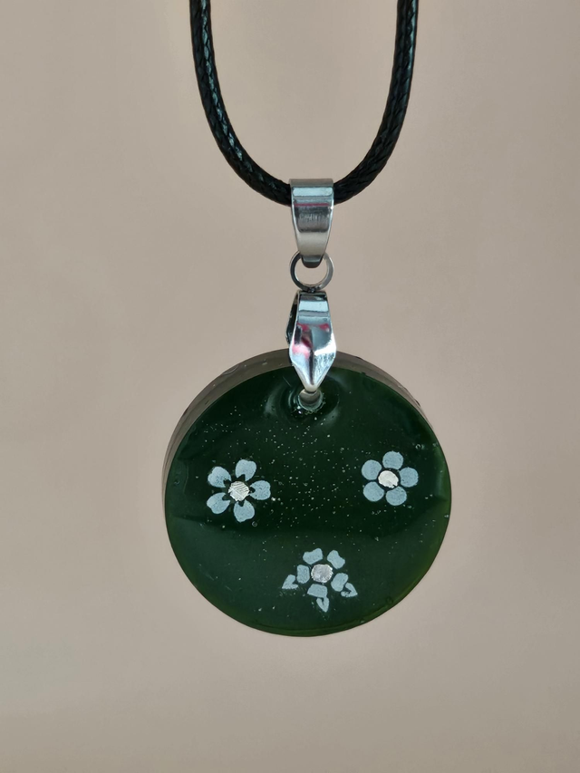 Pendentif en résine - Rond vert-bleu fleurs blanches