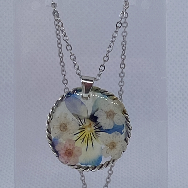 Silver necklace with real flowers 