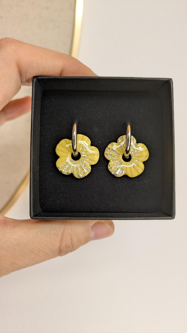 Boucles d'oreilles en pâte polymère - fleurs jaune/rose