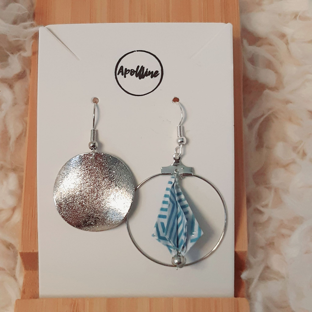 LES DIFFÉRENTES – boucles d&#039;oreilles asymétriques en origami