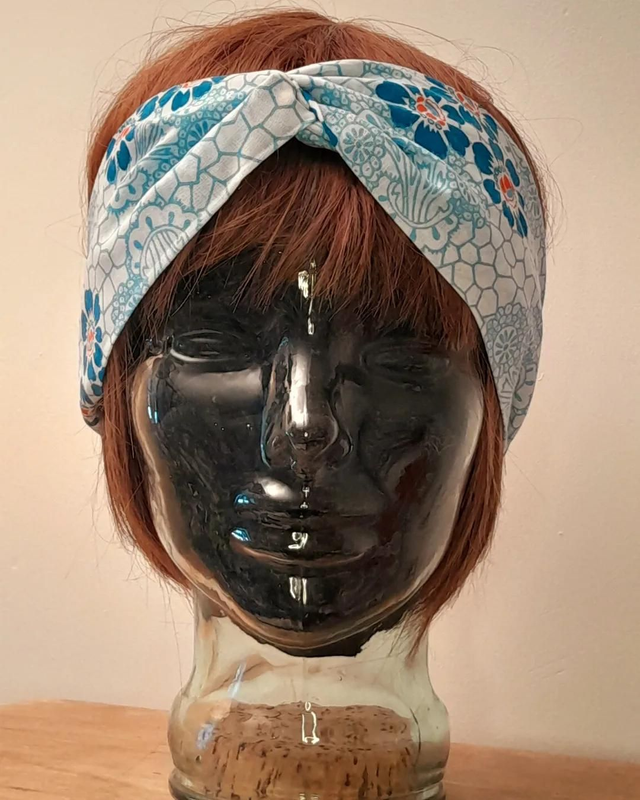 Bandeau torsadé fleurs bleues