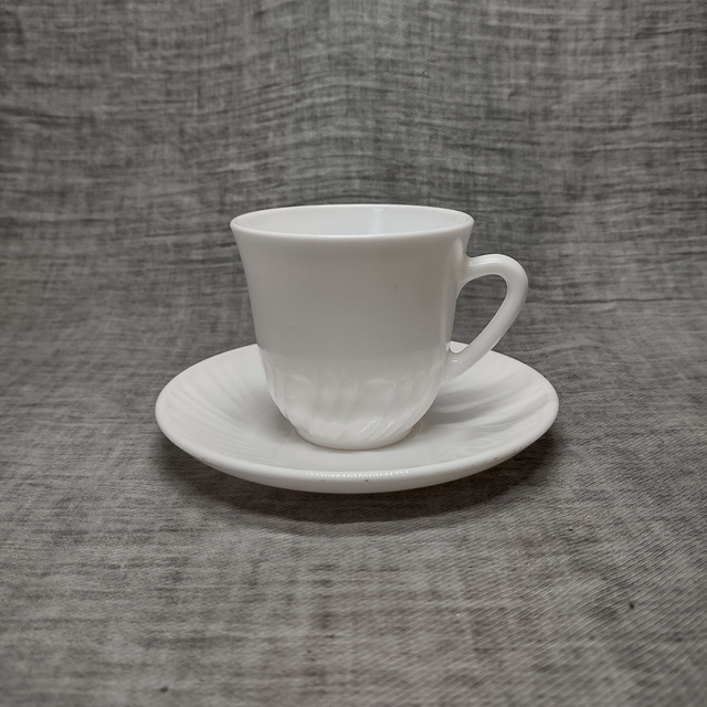 Arcopal | Kop en Schotel geribbeld (kopje diameter 7 | hoogte 7 | schotel diameter 12,5 | hoogte 2 cm) in witte kleur  | Vintage