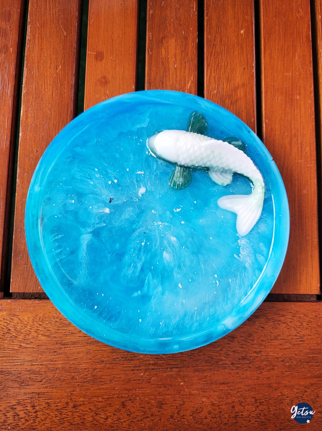 Petit vide-poche/porte-savon carpe koi blanc et vert, fond bleu