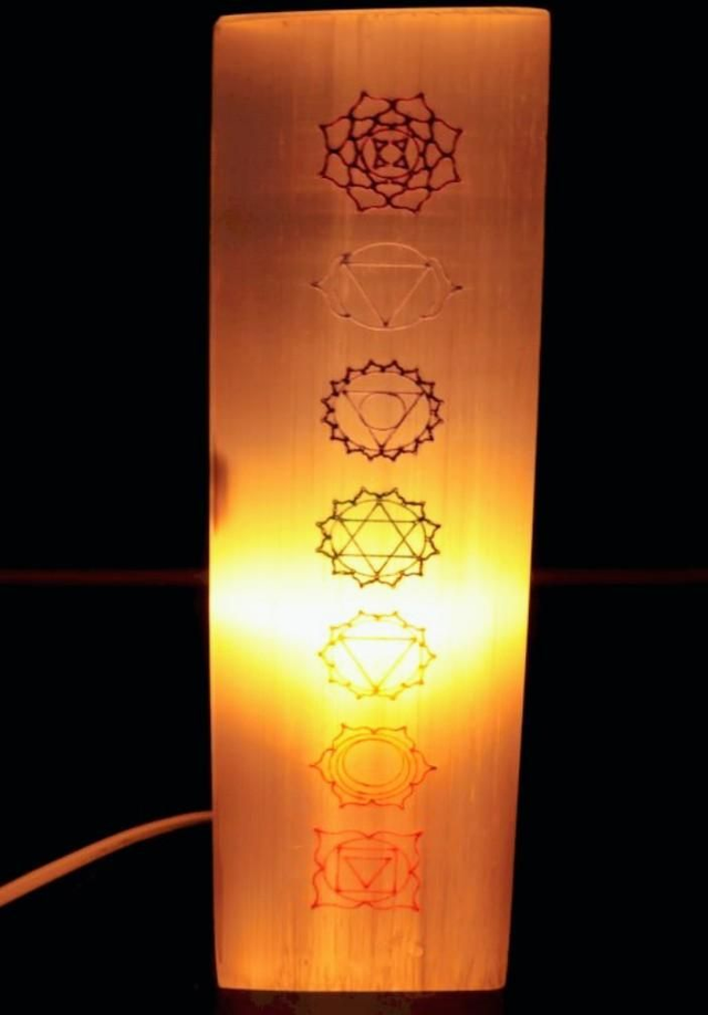 Lampe Sélénite Rectangle Gravée 25cm - 7 Chakras

