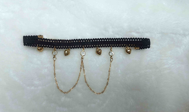 Bracelet de bras dentelle noire, cœurs et chaines dorées